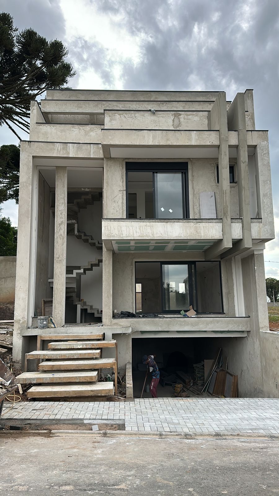 Triplex Contemporâneo com Subsolo – São José dos Pinhais