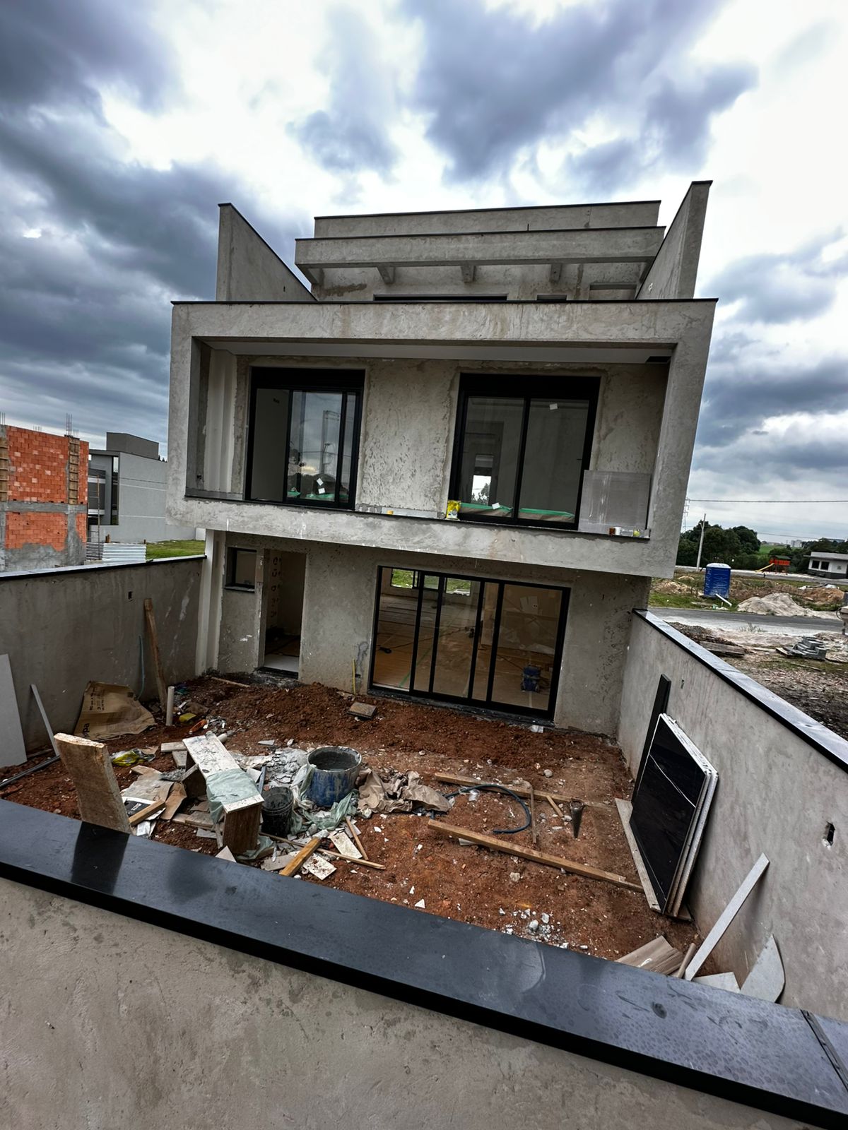 Triplex Contemporâneo com Subsolo – São José dos Pinhais