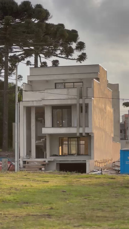 Triplex Contemporâneo com Subsolo – São José dos Pinhais